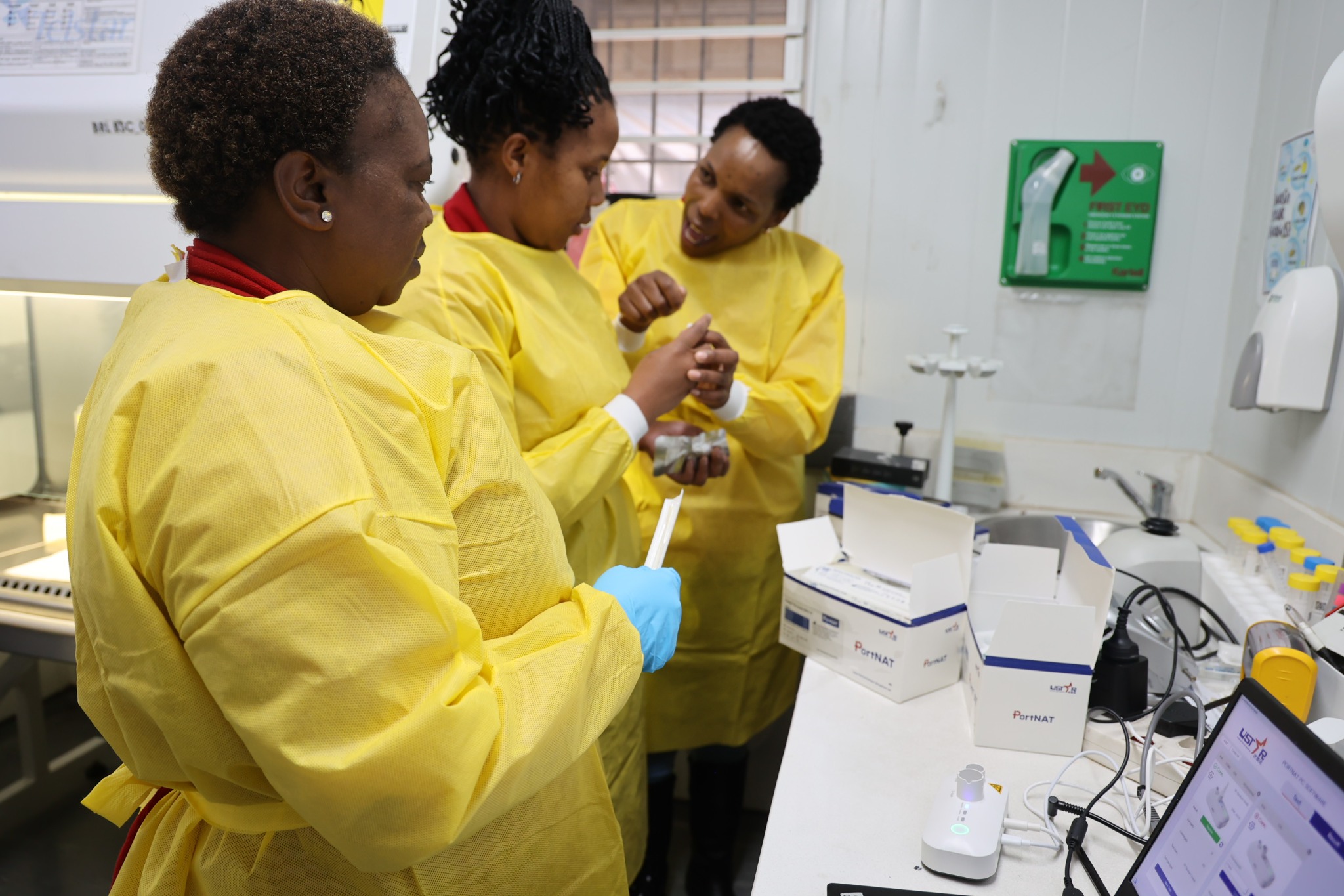 Aurum laboratory team working with diagnostic equipment